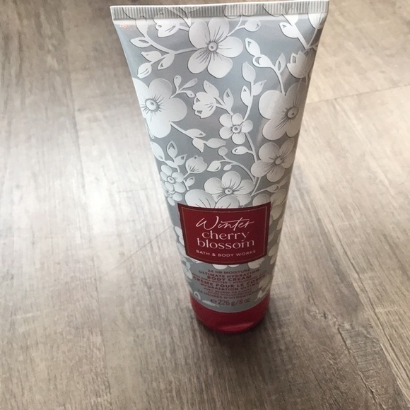 BATH & body works winter cherry blossom - Picture 5 of 6